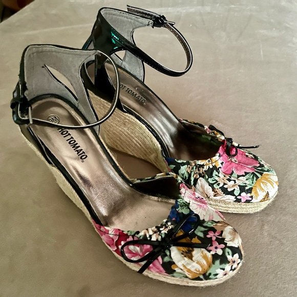 Hot Tomato Shoes - Women’s black floral espadrilles size 9M